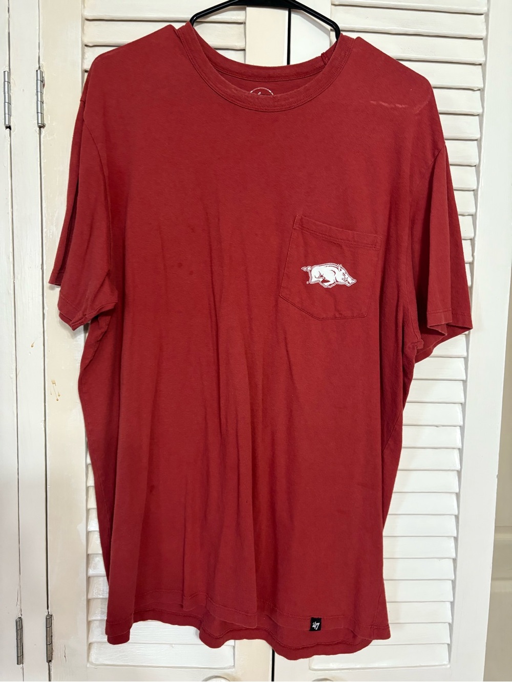 47 Brand Men's Red Short-Sleeve Pocket Tee with Arkansas Razorbacks Patch